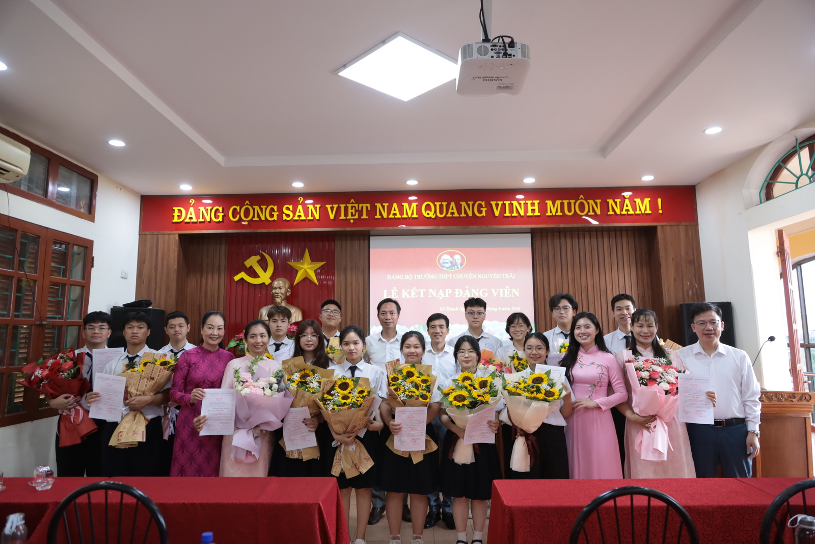 16 Quần chúng ưu tú được kết nạp Đảng trong đợt 2 năm 2026 của Đảng bộ trường THPT Chuyên Nguyễn Trãi